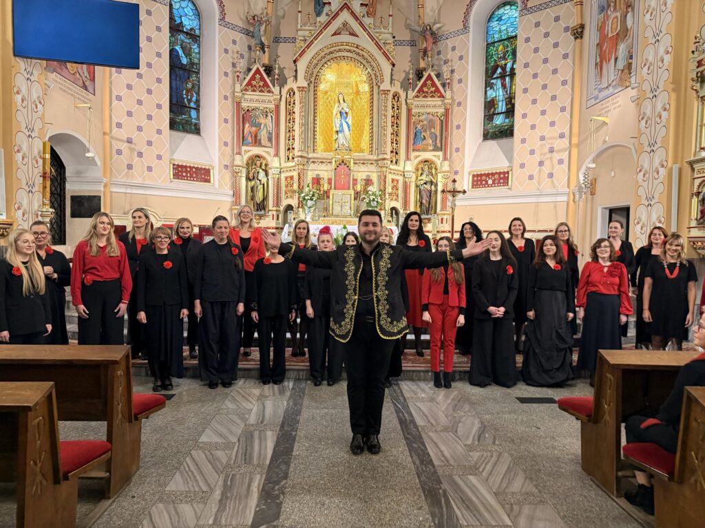 Chór Żeński Cantiamo Tutto i dr Sebastian Sikora w kościele podczas festiwalu Gaude Cantem