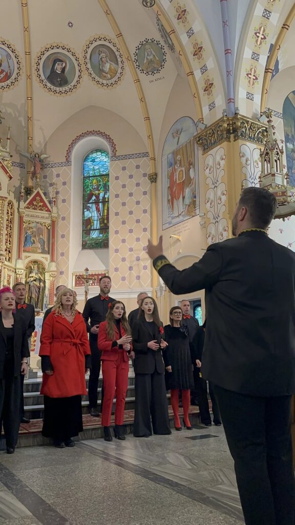 Dr Sebastian Sikora dyryguje chórem Cantiamo Tutto na festiwalu Gaude Cantem