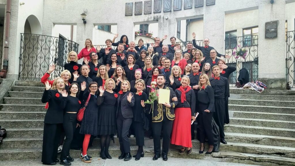 Radość chórzystów Cantiamo Tutto po ogłoszeniu wyników festiwalu Gaude Cantem