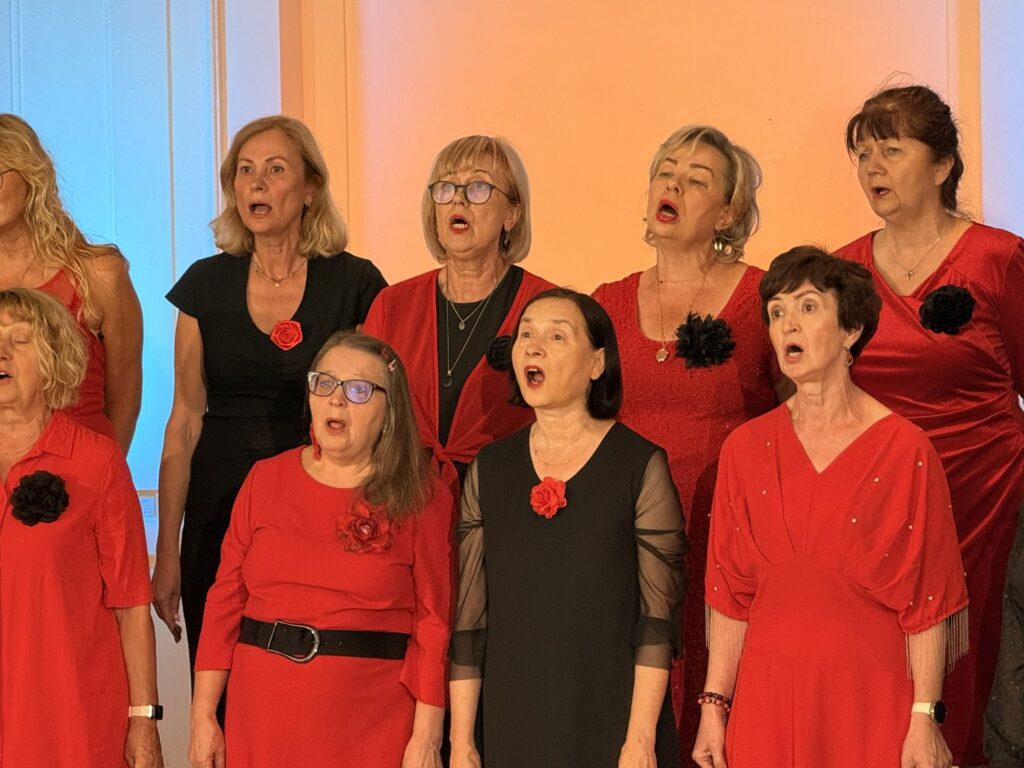 Chórzystki Con Passione śpiewają podczas konkursu