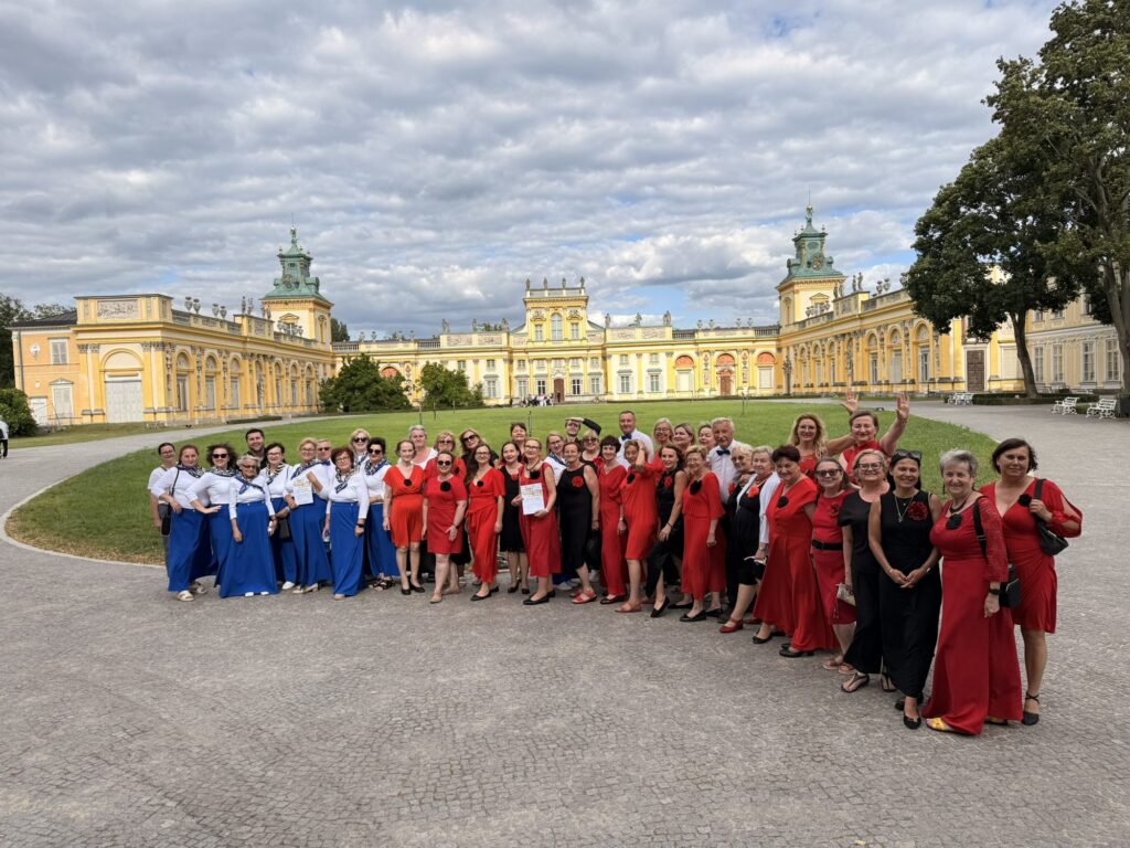 Uczestnicy II Królewskiego Konkursu Chóralnego przed pałacem