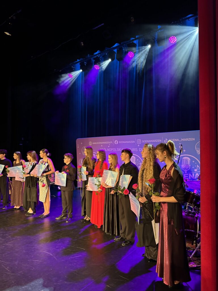 Finaliści Sceny Marzeń 2026 z dyplomami i kwiatami